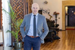 Cum dezvoltă EkoGroup și Cătălin Cârcu campanii DOOH sustenabile